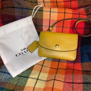 NWOT Coach Yellow Card Case Leather Pouch